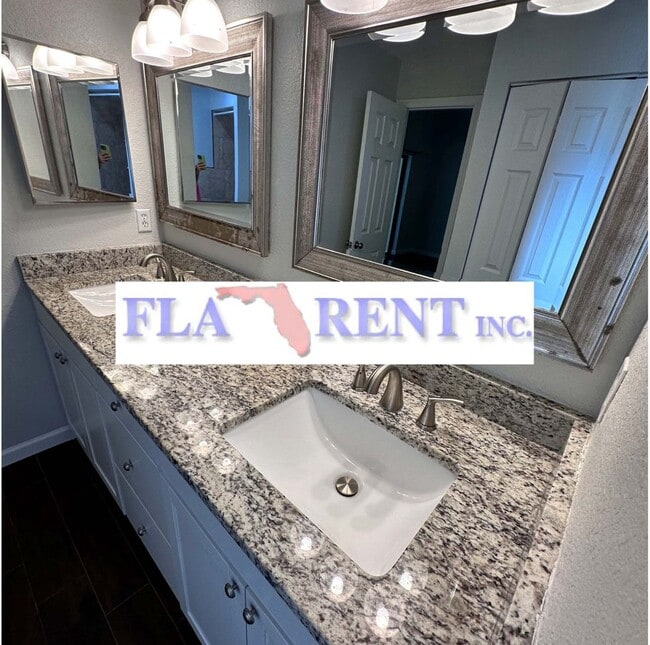 Building Photo - 4/3.5/2 in the Wedgewood Area