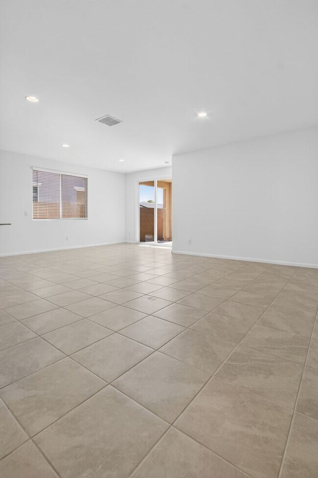 Building Photo - Modern 3BR Living with Resort-Style Amenities in Magma Vista Ranch
