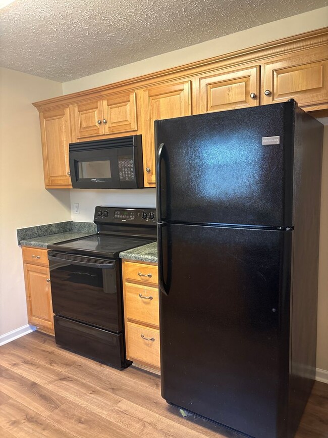 Building Photo - Charming 3 Bedroom Home with Large Yard