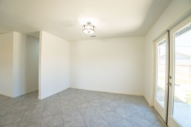 Building Photo - Stunning Fully Remodeled Home for Rent – M...