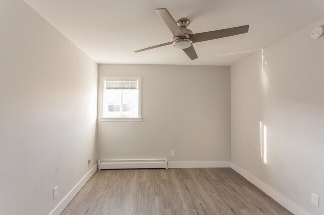 Building Photo - Immaculate Fully Renovated 2 bed/1 bath!