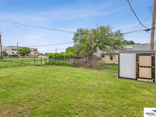 Building Photo - 2 bedroom near Wichita State University