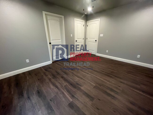 Building Photo - Attractive 3 Bed 2 Bath Home in Gated Lake...