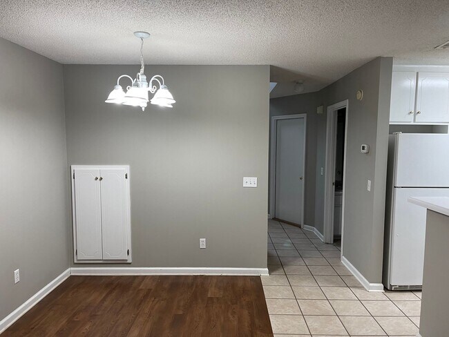 Building Photo - Foxchase Subdivision - End Unit