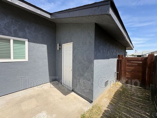 Building Photo - 609 S Acacia Dr