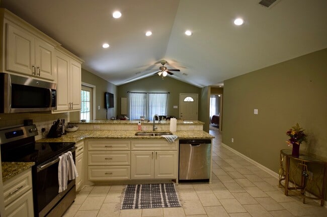 Building Photo - Beautiful Home in the Cul-de-sac