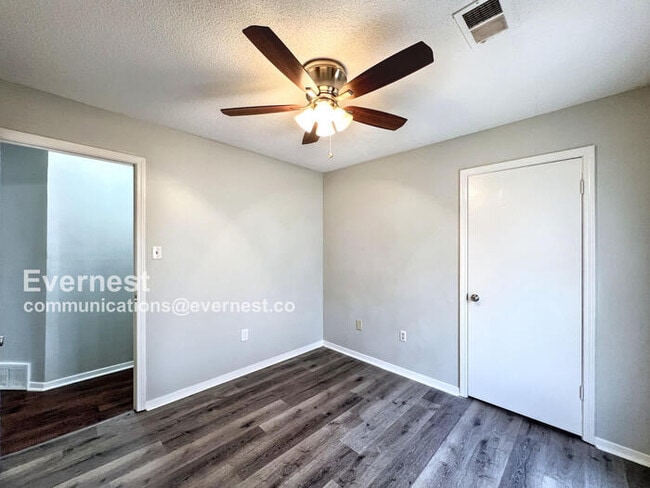 Building Photo - 3525 Dorchester Dr