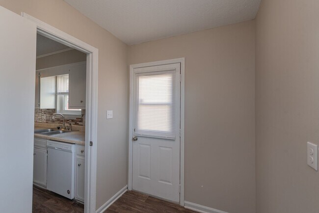 Building Photo - 2937 Dahlia Dr