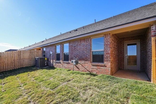 Building Photo - 7616 Woodford Ave