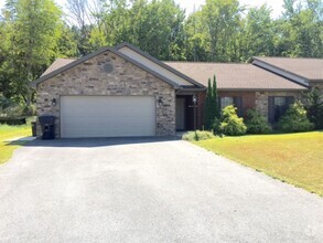 Building Photo - Very NICE single level half duplex