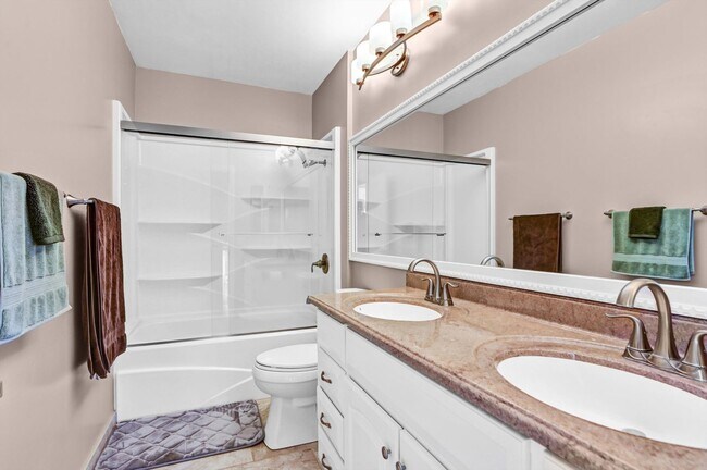 Building Photo - 3 Bedroom Townhome in the Vista de Vista Community