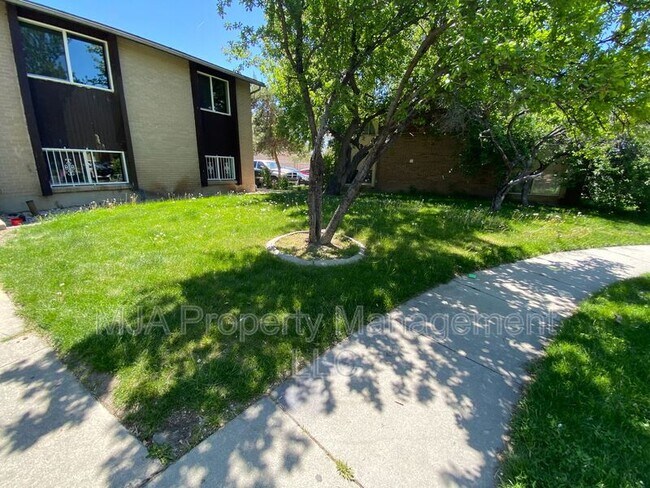 Primary Photo - 2523 S Lakecrest Dr