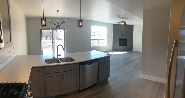 Building Photo - Modern Townhome, Centrally located.