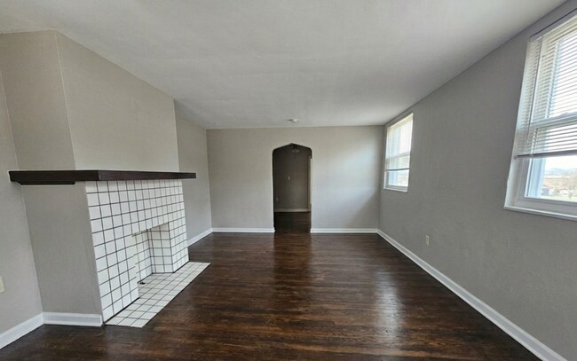 Building Photo - 1300 Kelton Ave