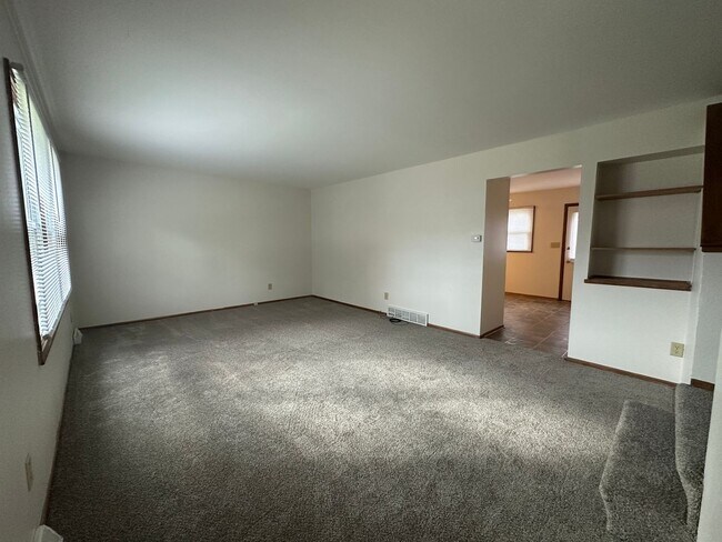 Building Photo - Spacious Townhouse in Greenfield!