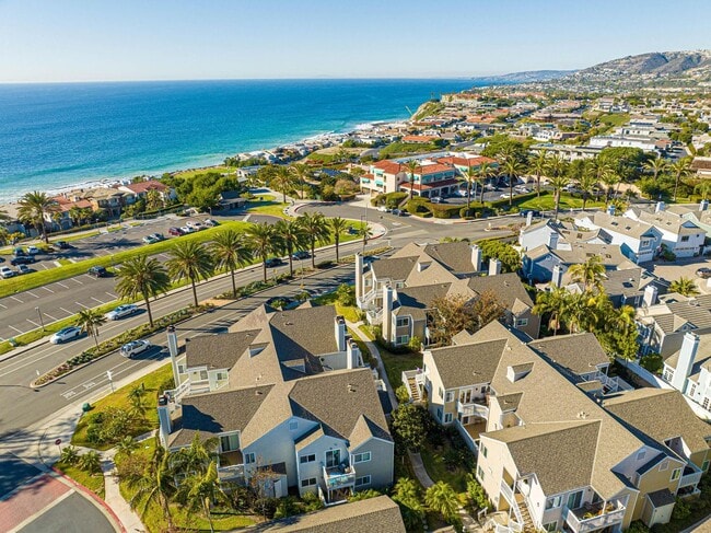 Building Photo - Remodeled 2 Bed, 2 Bath Condo with Ocean V...