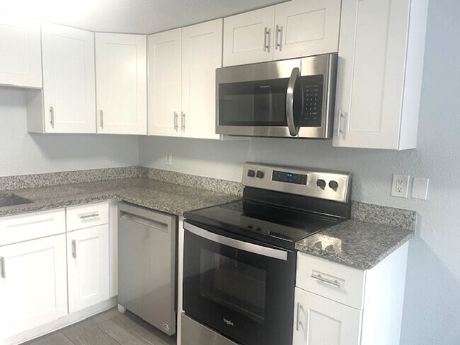 Building Photo - Charming 1-Bedroom Rental Close to Siesta Key Beach