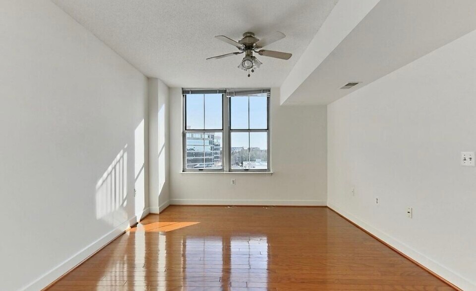 Building Photo - 11800 Sunset Hills Rd