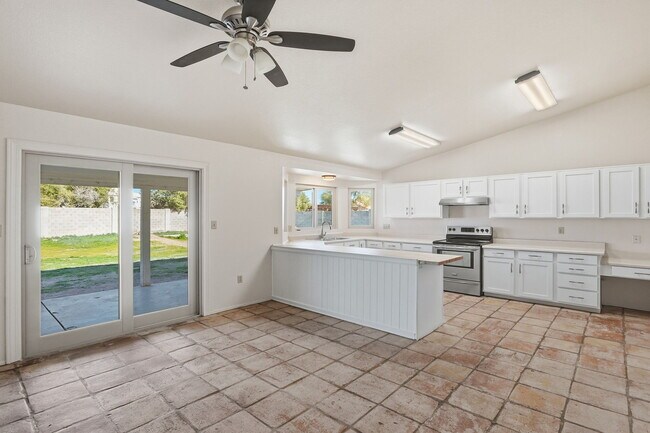 Building Photo - 7016 E Menlo St