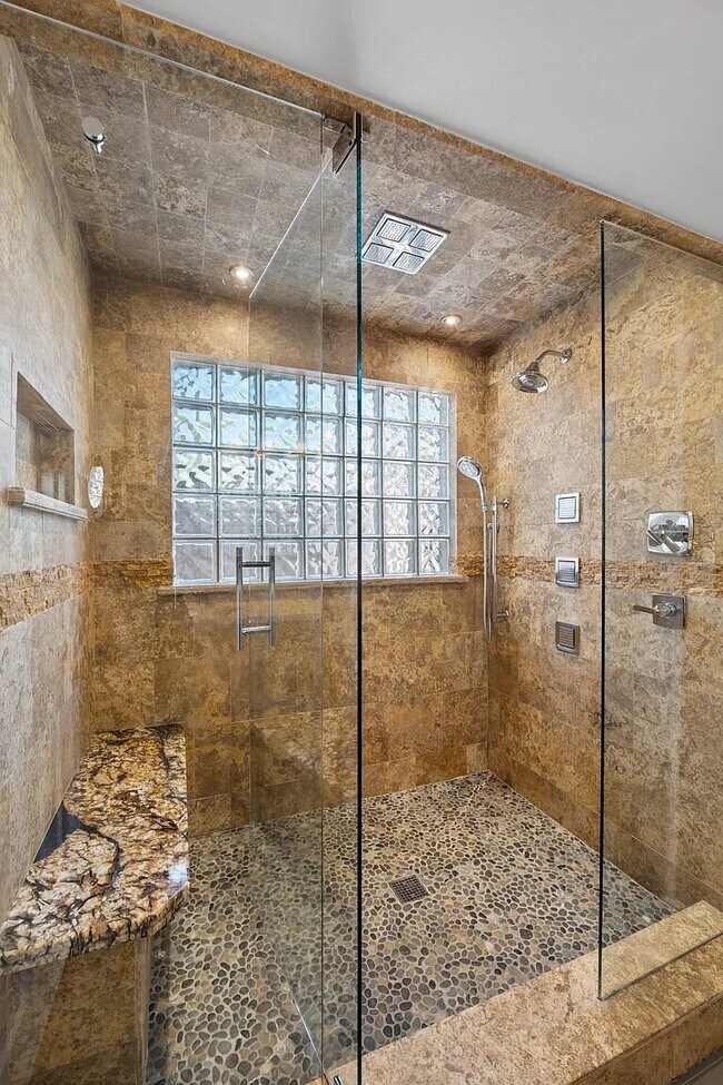 Building Photo - SPARKLING PRIVATE POOL, BEAUTIFUL HOME, UNBEATABLE LOCATION!