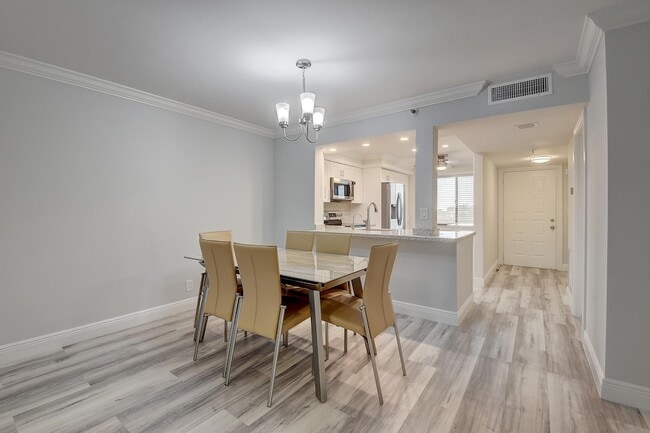 Building Photo - 7076 Huntington Ln