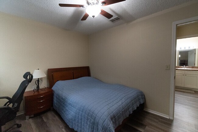 Building Photo - Windsor Park #313