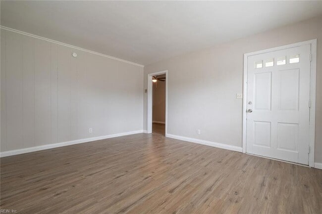 Building Photo - 344 Woodview Ave
