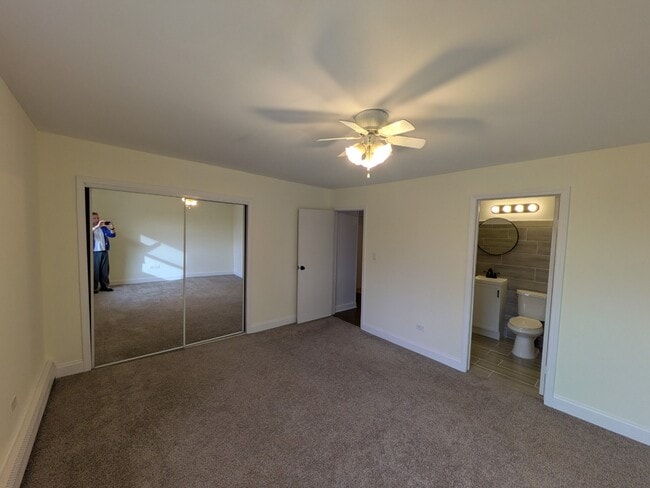 Building Photo - Spacious 3BR / 2BA Condo in Buffalo Grove private balcony, fireplace - Rent includes Heat,  Water...