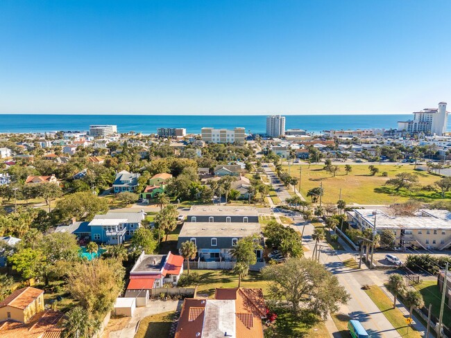 Building Photo - Updated Townhouse on Beachside