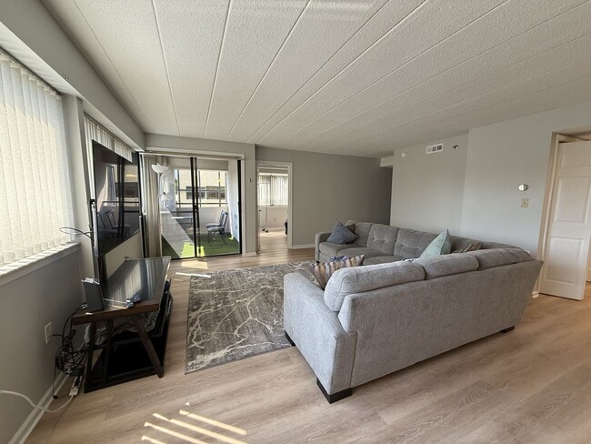 Building Photo - Luxury Living at Midtown Square
