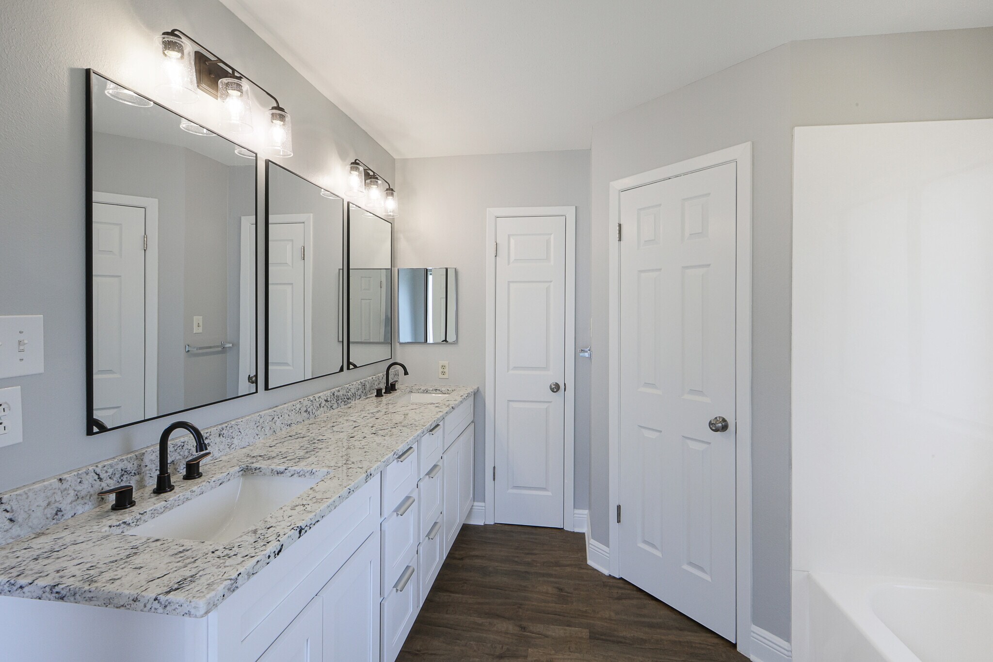 Master Bathroom - 811 N Lake Verret Ct