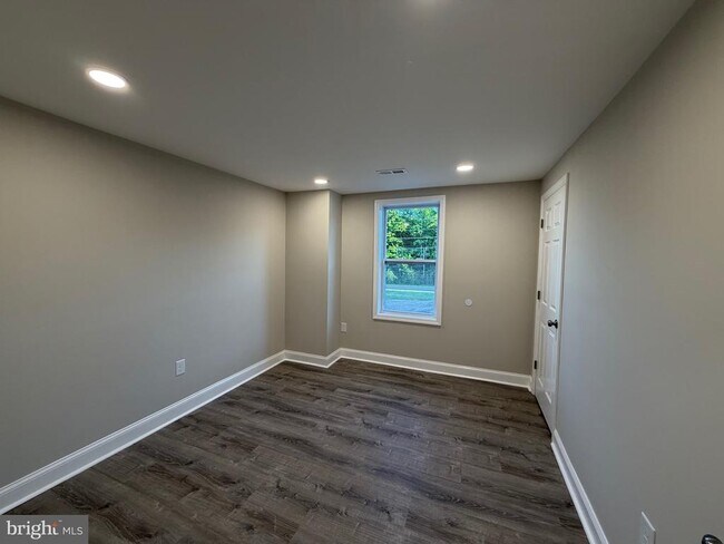 Building Photo - 380 W Weymouth Rd
