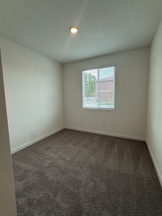 Building Photo - 832 Villa St