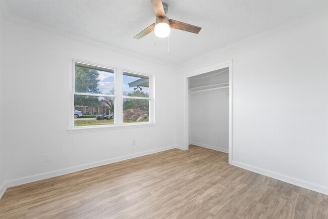 Building Photo - 606 Meadowlawn St