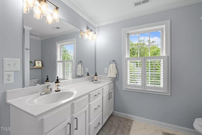 Building Photo - 27 Cynthia Ln