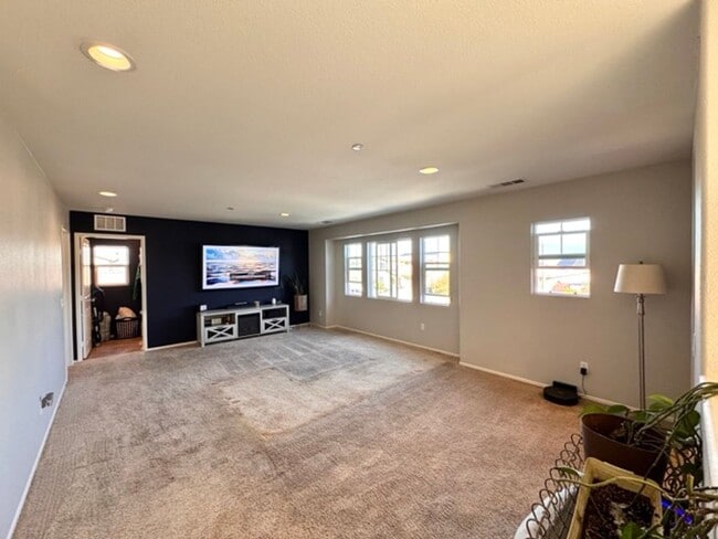 Building Photo - Stunning 4 Bedroom Cul-De-Sac Home with Loft located in Winchester!