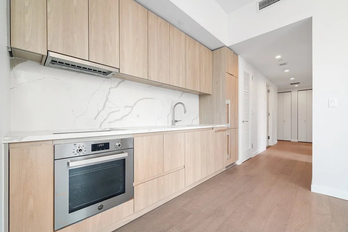 Building Photo - 200 E 23rd St