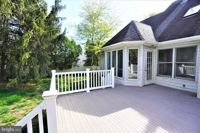 Building Photo - 104 Hidden Creek Dr