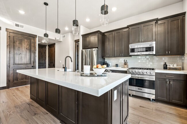 Building Photo - 3751 Blackstone Dr