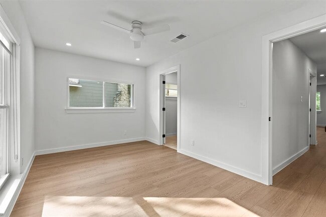 Building Photo - 404 Arbor Ln