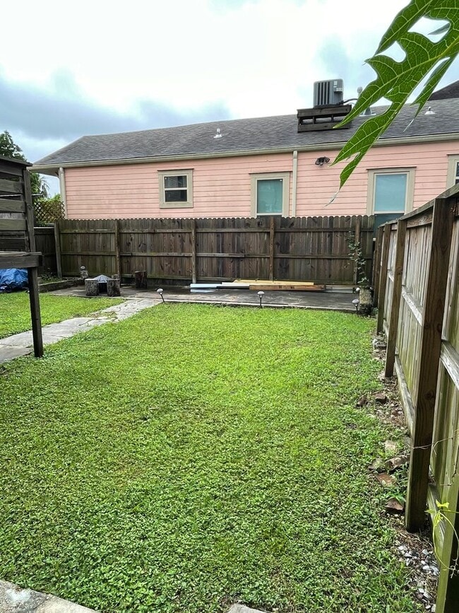 Building Photo - 2BD/1BA in Central City with shared backyard