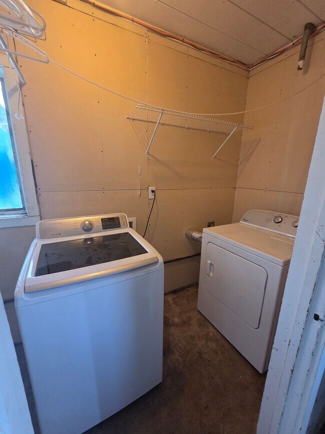 Building Photo - West Side Petaluma Gem- Beautiful 3 bedroom 2 bathroom