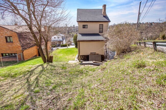 Building Photo - Updated 3 Bedroom 1 Bath with Off Street P...