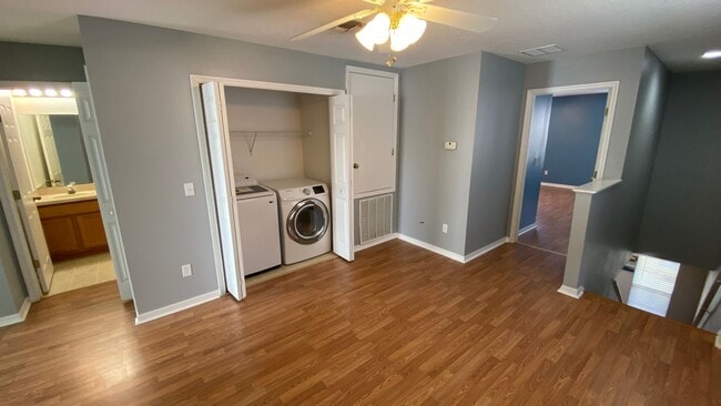 Building Photo - 3 Bedroom, 2.5 Bath Townhome with One Car Garage in Waterford Lakes Orlando!