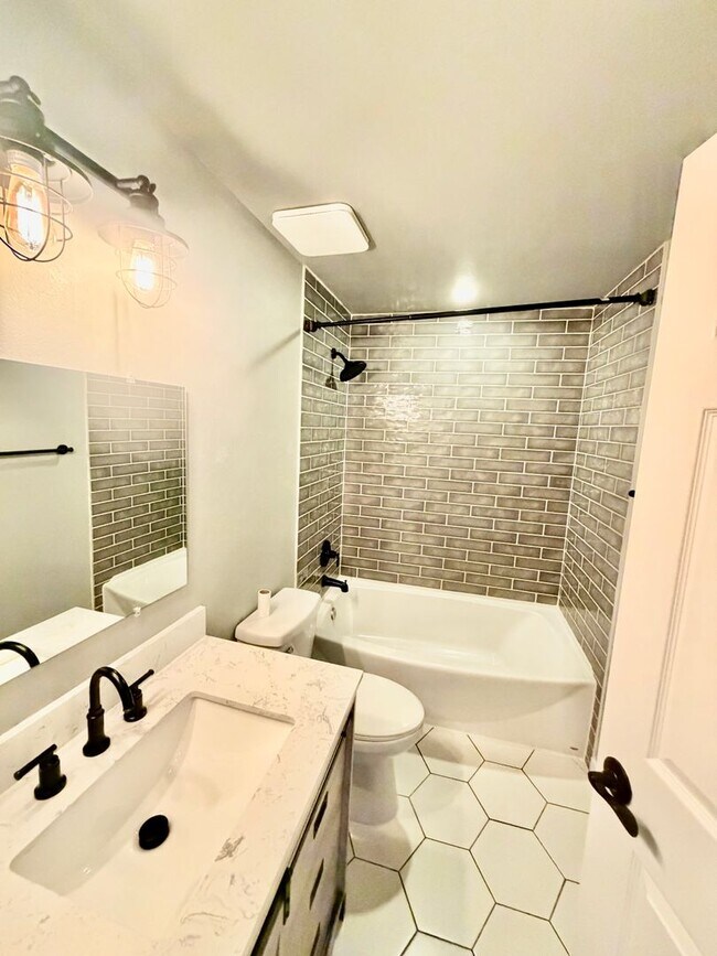 Building Photo - Renovated Milliken Home!