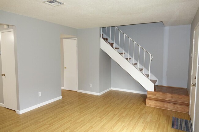 Building Photo - 8627 La Riviera Dr