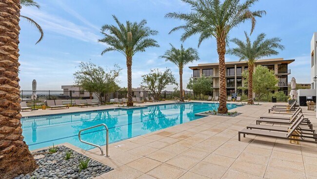 Building Photo - 5000 N Camelback Rdg Dr