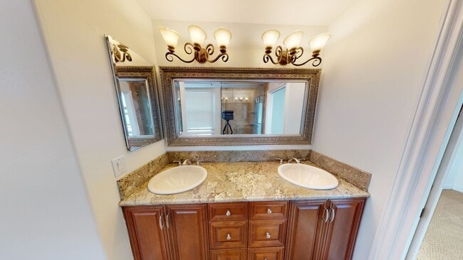 Building Photo - Huge House on Art St!! (Lease out, pending...