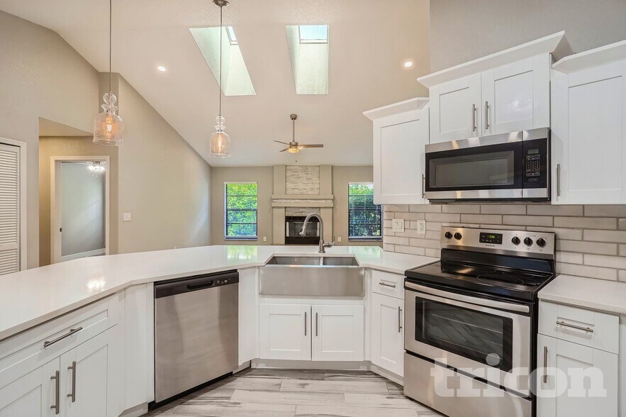 Building Photo - 598 Waterford Cir W