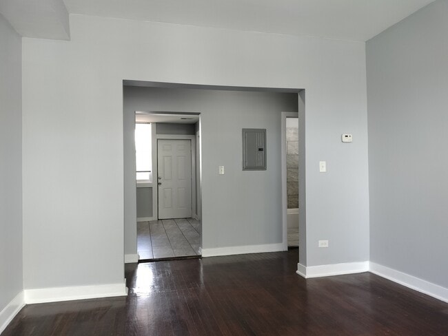 Building Photo - 1413 W 66th St